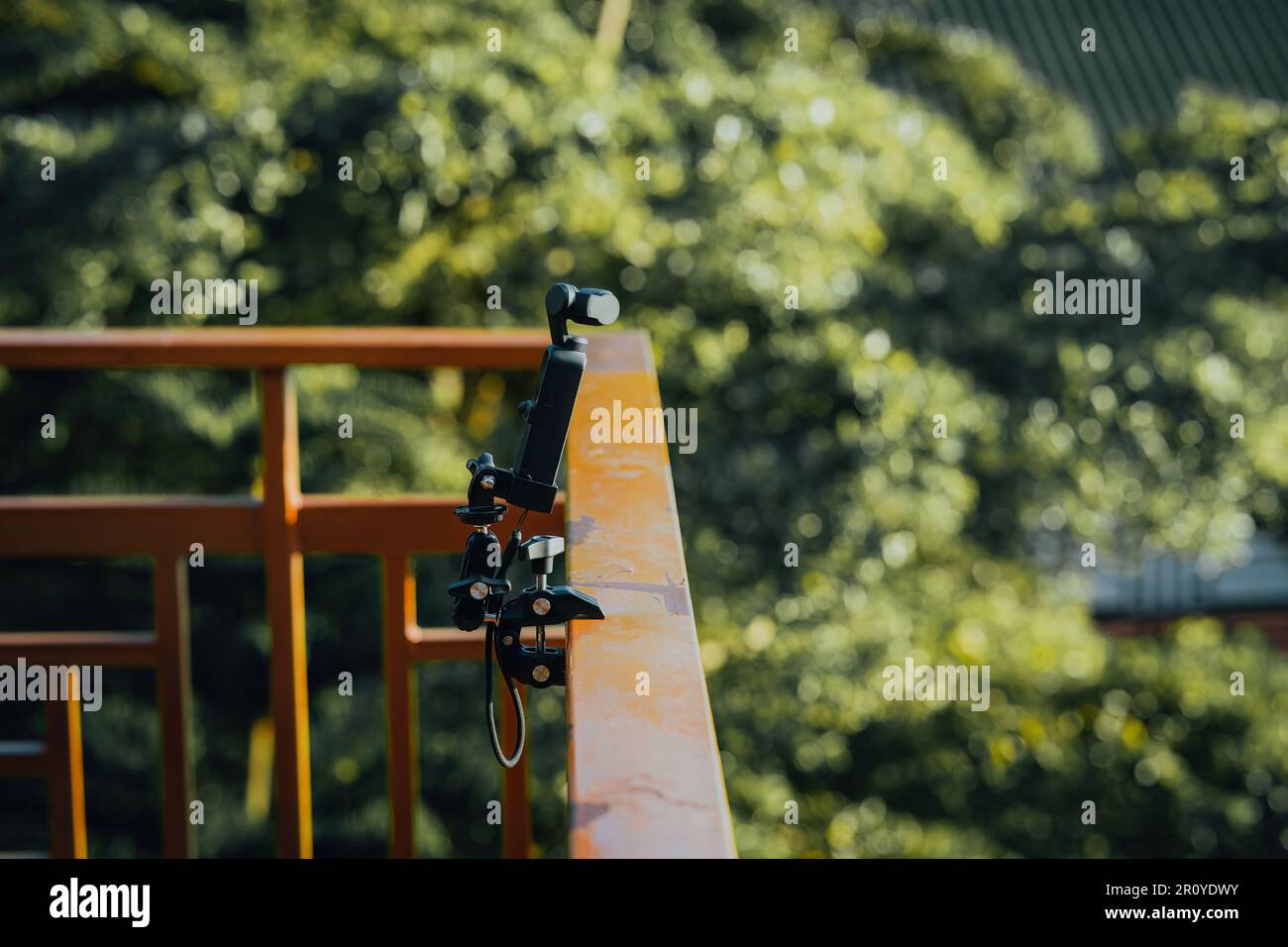 Gimbal-Kamera auf Stativ zur Aufnahme von Zeitraffervideos. Stockfoto