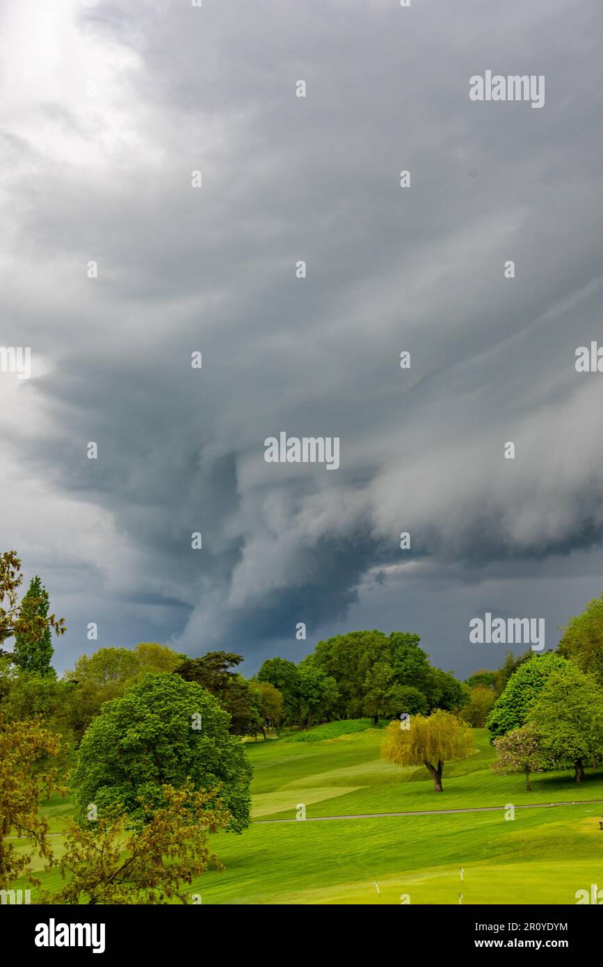 Unglaubliche Wolkenbildung der Arcus Shelf Cloud während des Sturms in Reading, Berkshire, Großbritannien Stockfoto