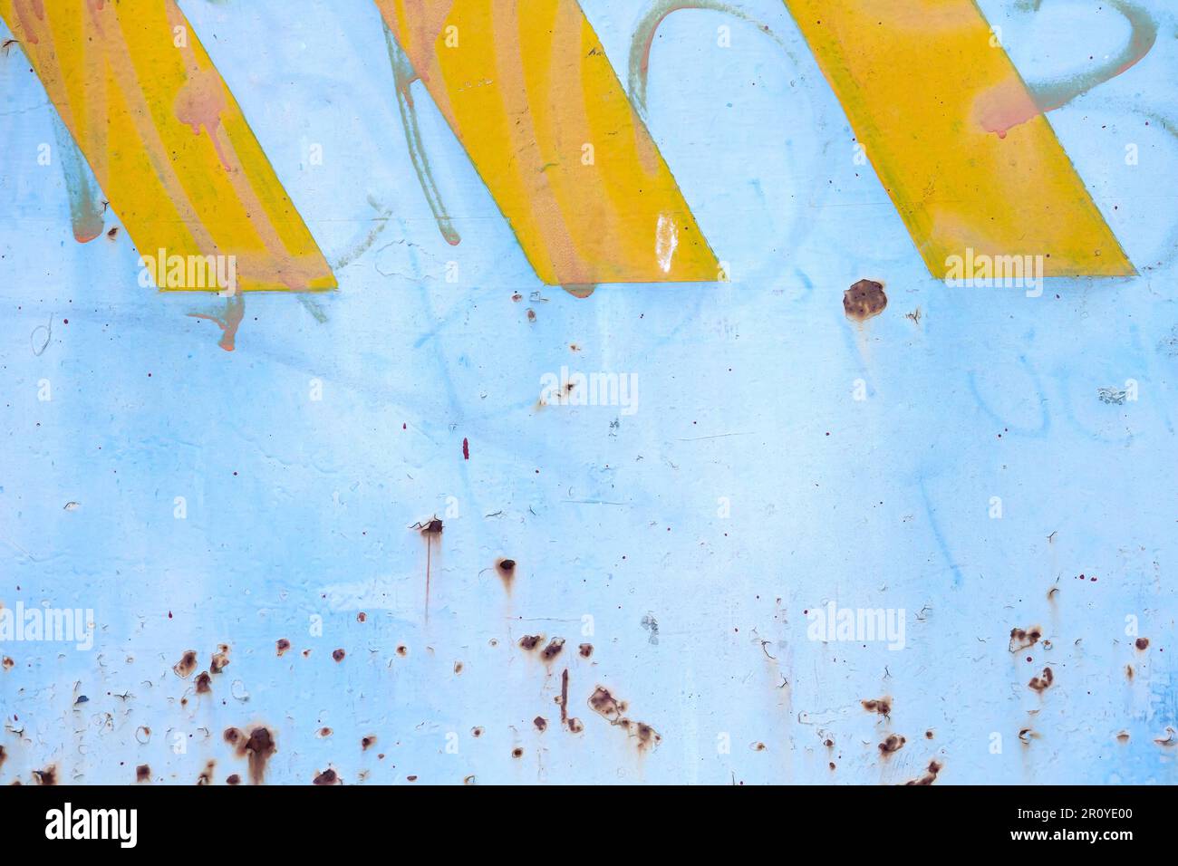 Altes, abgenutztes und rostiges Metallblech, blau lackiert mit gelben Linien, grunge Hintergrund Stockfoto