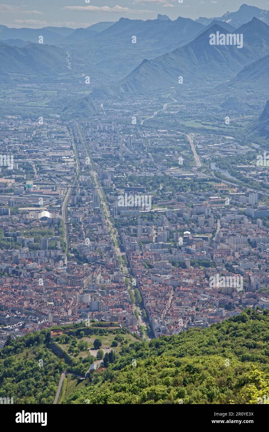 Stadt Grenoble mit Bastille-Festung und Vercors-Gebirge im Hintergrund Stockfoto