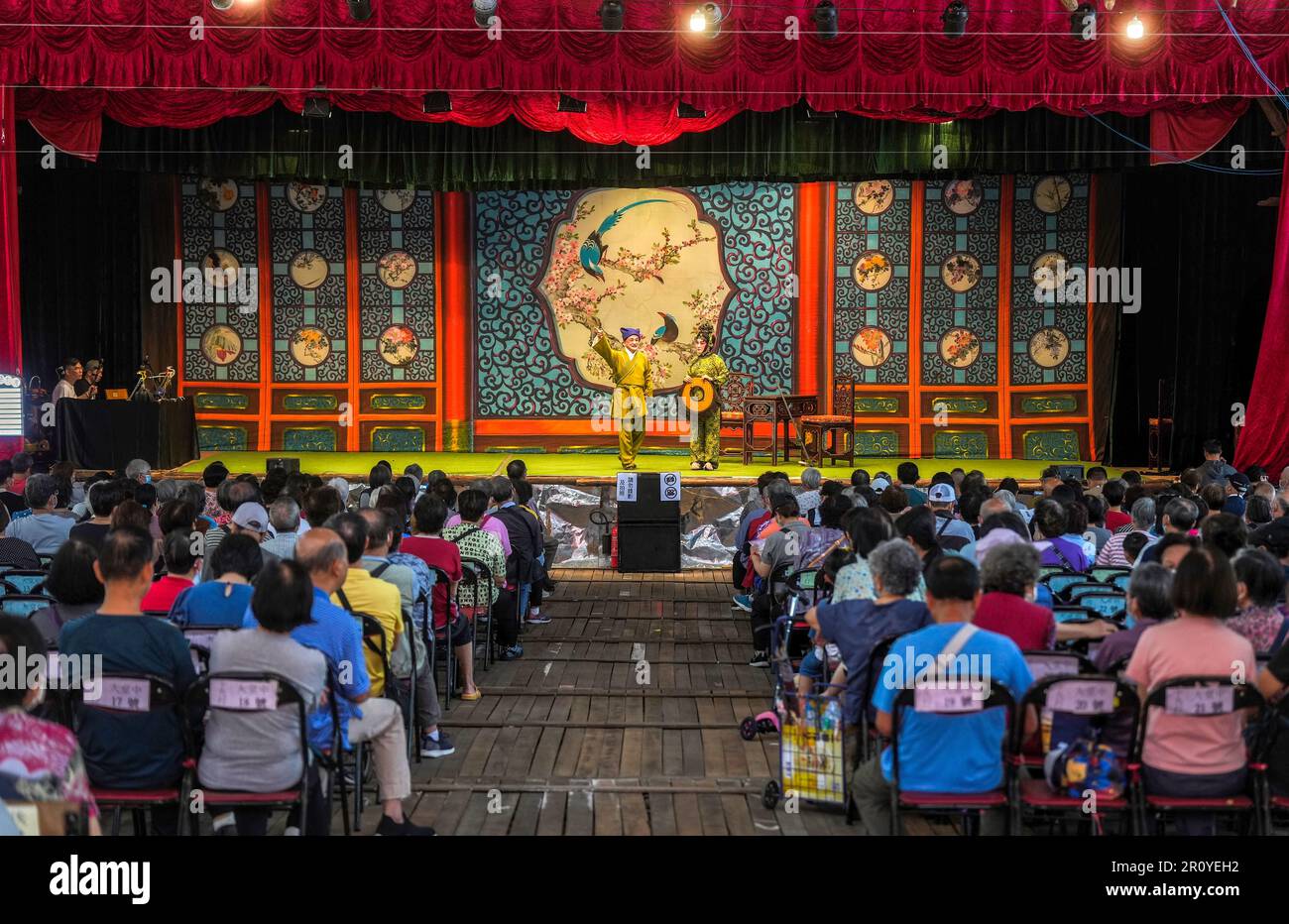 Das Tsing Yi Bamboo Theatre findet vom 1. Bis 5. Mai auf dem Fußballfeld der Tsing Yi Athletic Association statt, um den Geburtstag der Gottheit von Chun Wan zu feiern. 02MAY23 SCMP/Elson Li Stockfoto