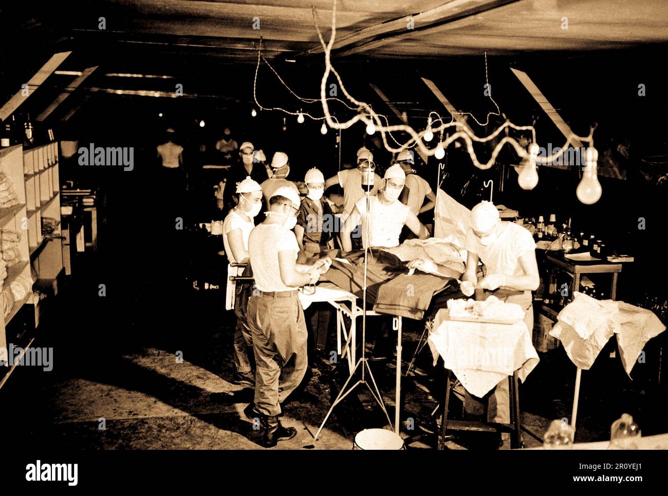 Eine Operation erfolgt ein verwundeter Soldat bei den 8209th Mobile Army Surgical Hospital, zwanzig Meilen von der Front.  4. August 1952. Stockfoto