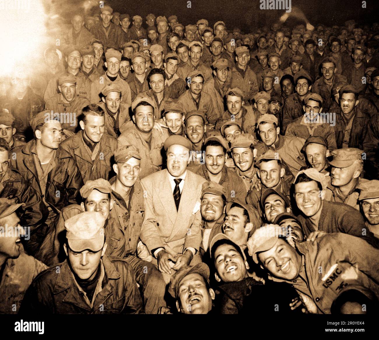 Bob Hope, Radio und Bildschirm Sterne, sitzt mit den Männern des X. Korps, als Mitglieder von seiner Truppe Enterain bei Womsan, Korea.  26. Oktober 1950.  Foto von CPL. Alex Klein.  (Armee) Stockfoto