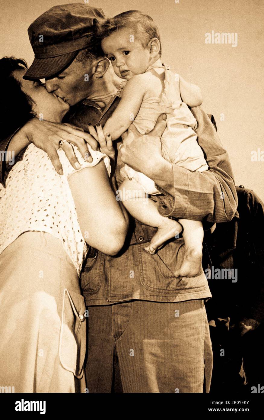 CPL John W. Simms von Bradbury Heights, MD, zeigt bieten seine Frau Ann, und ihre 8-Monate alten Sohn, John Jr., auf Wiedersehen als He Blätter für Korea, 1950. Stockfoto
