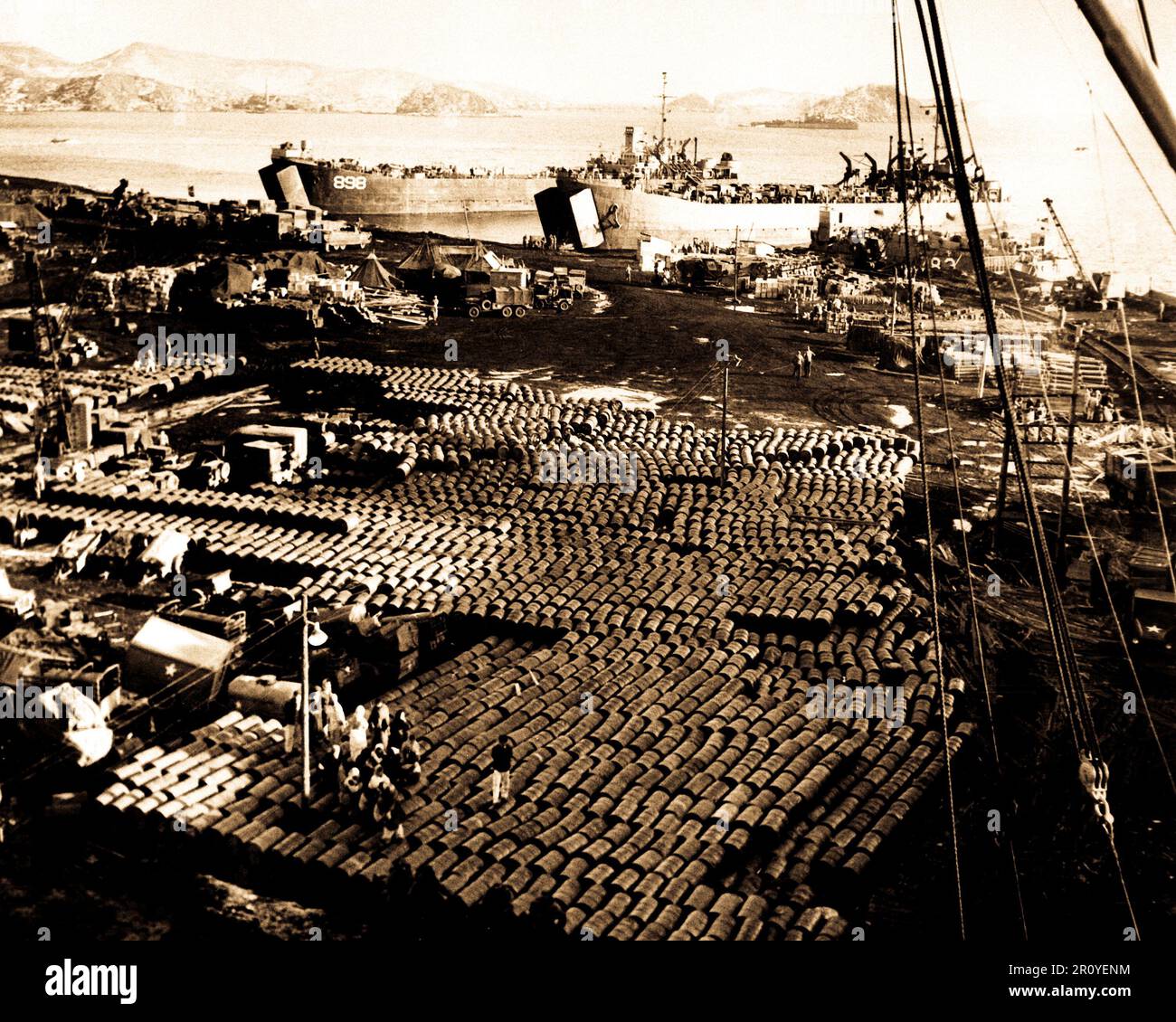 Versorgungsgüter und Ausrüstungsgegenstände sind auch vor dem Ansturm der kommunistischen Kräfte lastet auf Hungnam, Korea evakuiert.  11. Dezember 1950.  Foto von Pfc. Emerich M. Christus. (Armee) Stockfoto