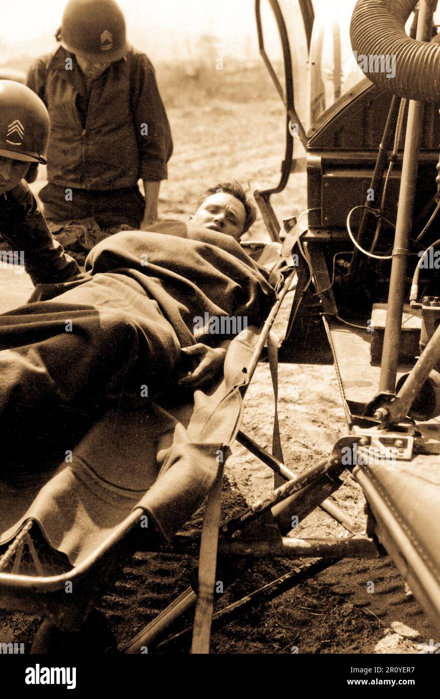 Eine verwundete Amerikaner ist auf einen Hubschrauber bei der 21. inf Regt. Station in Painmal, Korea, südlich des 38. Breitengrades, zur Evakuierung einer base Hospital sammeln gehoben. 3. April 1951 Stockfoto