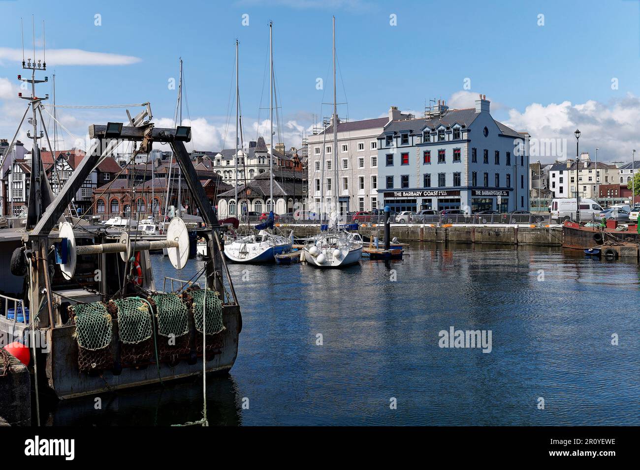 In der Nähe des Stadtzentrums ist Douglas Harbor on the River Glass ein interessanter Ort, um mit einer Mischung aus Angeln und Freizeitfahrzeugen zu wandern Stockfoto