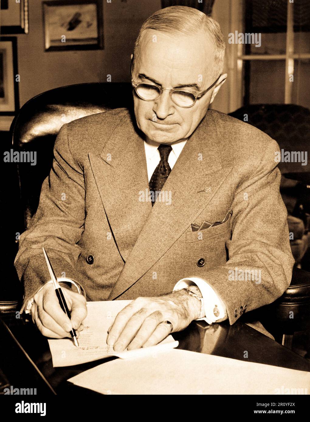 Präsident Harry S. Truman ist an seinem Schreibtisch im Weißen Haus gezeigt Unterzeichnung eine Proklamation, die einen nationalen Notstand zu erklären.  16. Dezember 1950. Stockfoto