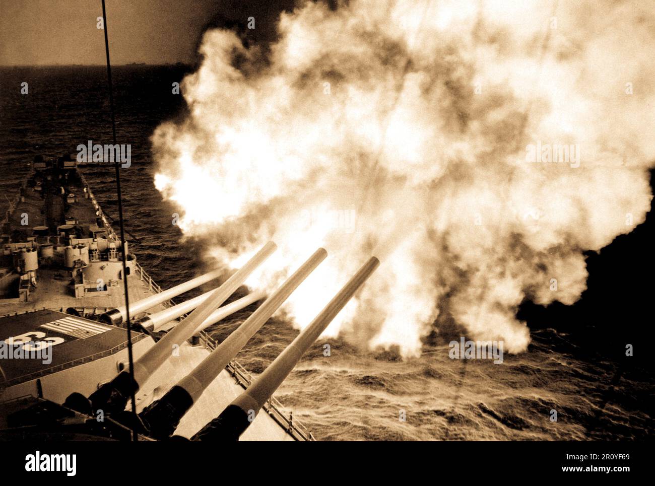 Die USS Missouri feuert 16 cm große Granaten in die feindlichen Linien bei Hungnam. 26. Dezember 1950. Stockfoto