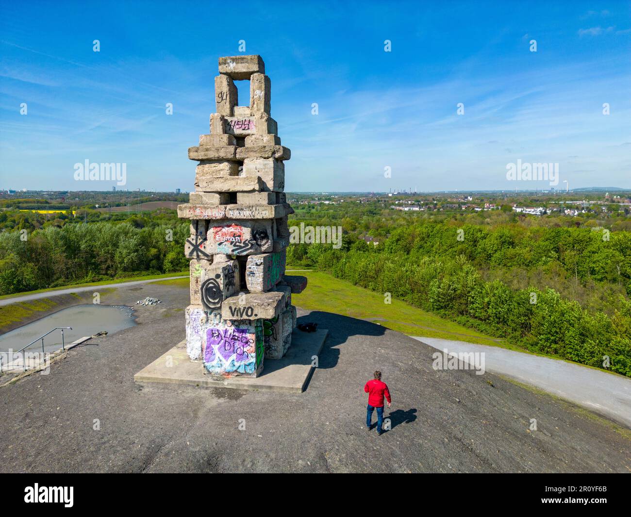 Rheinelbe-Schlammhaufen in Gelsenkirchen, 100 Meter hoher Bergestapel, Landschaftspark, mit der Skulptur Himmelsleiter, aus Betonteilen des for Stockfoto