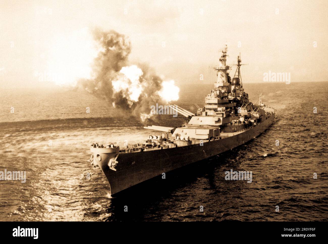 Von der USS Missouri an der Küste von Chong Jin, Korea, wird ein 16-Zoll-Schusswaffensalvo abgefeuert, um die Kommunikation mit Nordkorea zu unterbrechen. Chong Jin ist nur 39 Meilen von der chinesischen Grenze entfernt. 21. Oktober 1950. Stockfoto