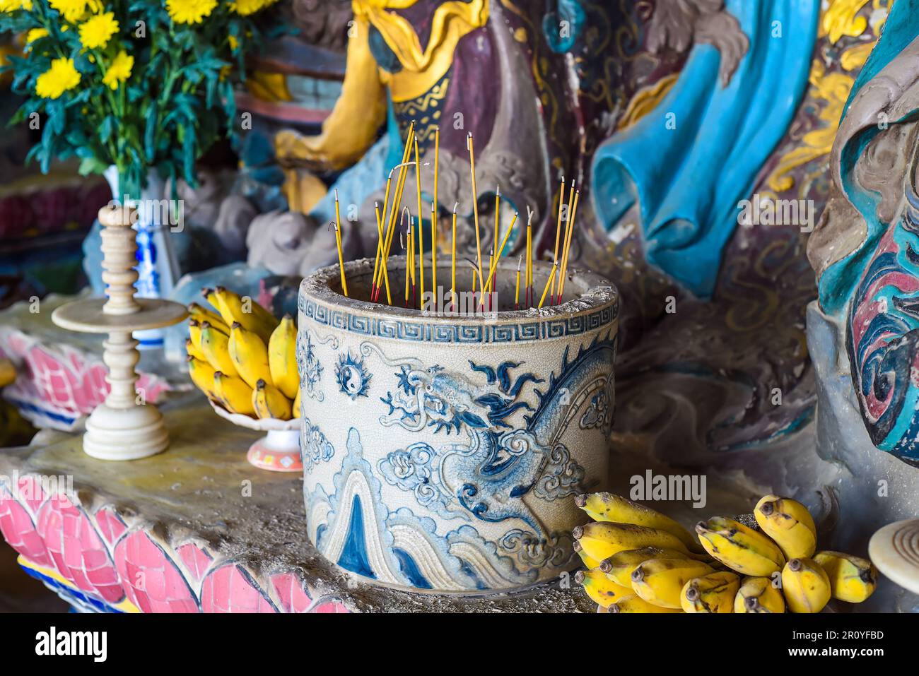 Senko Kerzen schwelen im vietnamesischen buddhistischen Tempel Stockfoto