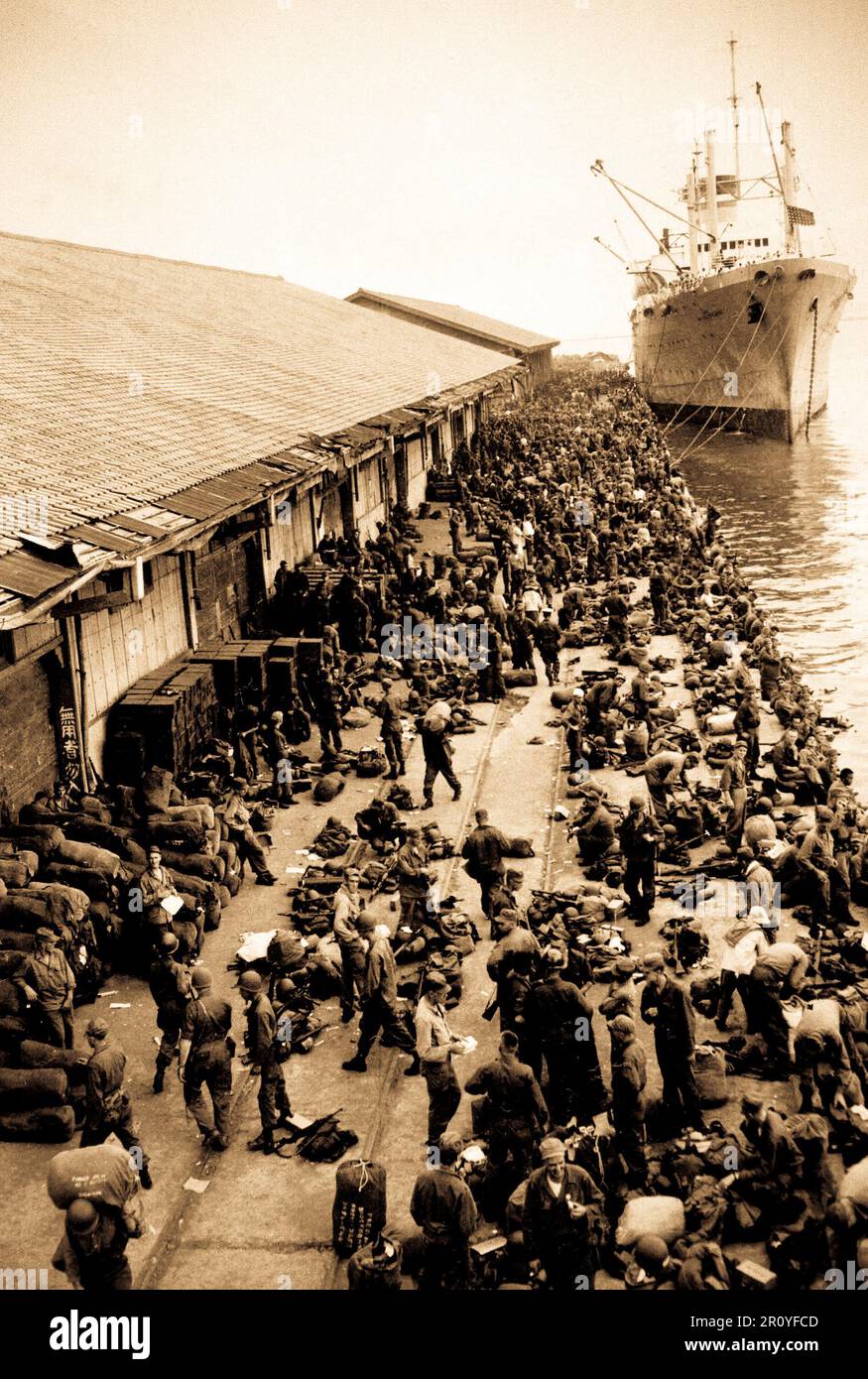 US-Truppen sind am Pier abgebildet, nach der Entrindung von Schiff irgendwo in Korea.  6. August 1950. Stockfoto