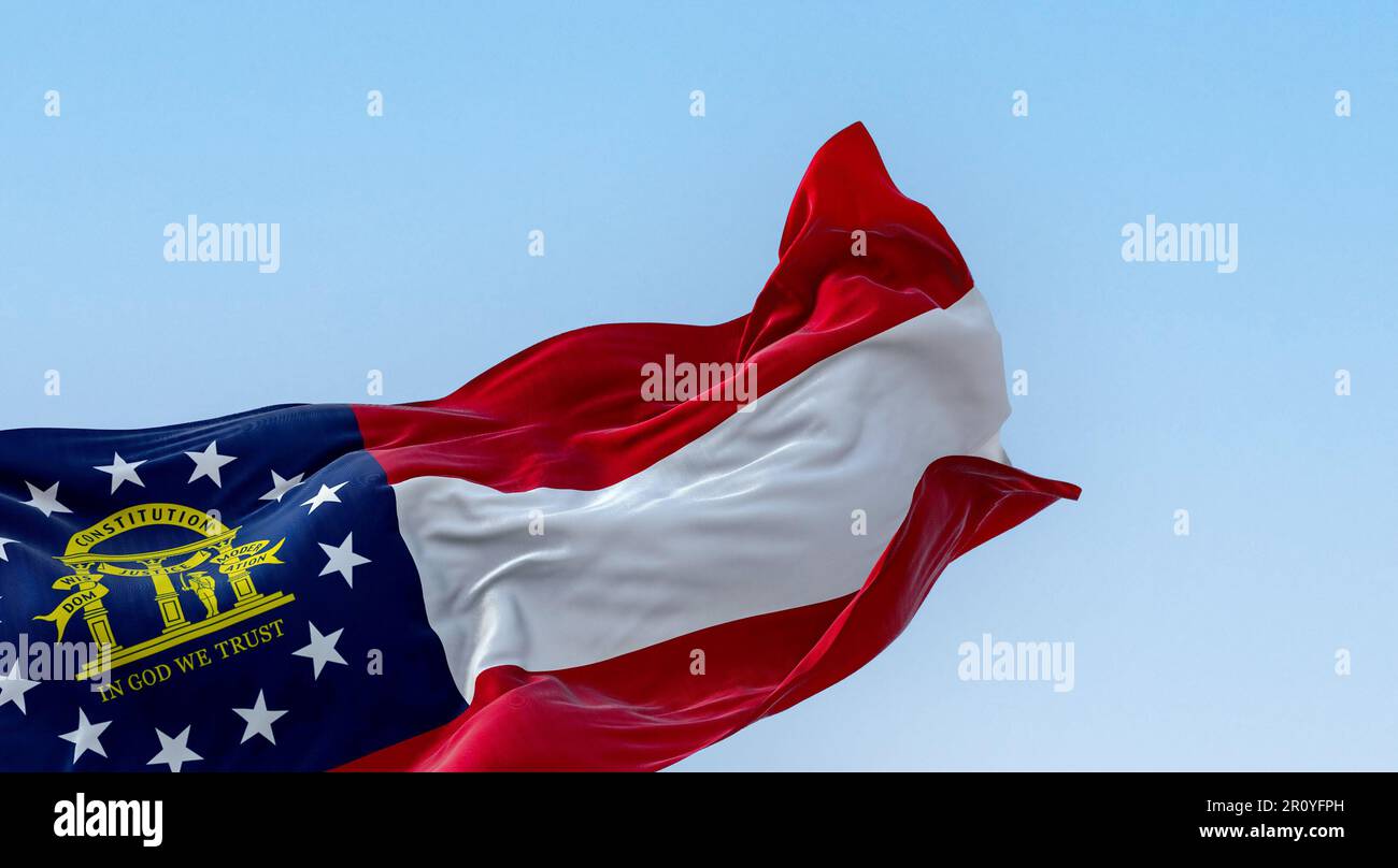 Die Staatsflagge Georgiens, die an klaren Tagen im Wind winkt. Rote, weiße, rote Streifen. Blauer Kanton mit 13 Sternen und Wappen. 3D Zeichnungsreihe Stockfoto