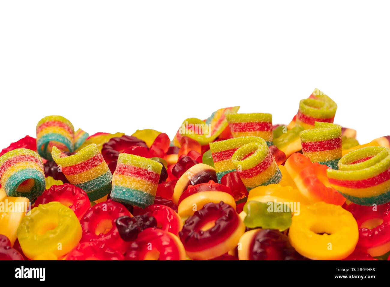 Bunte Gummibonbons. Draufsicht. Donuts mit Marmelade. Gelee-Bären. Isoliert auf weißem Hintergrund. Stockfoto