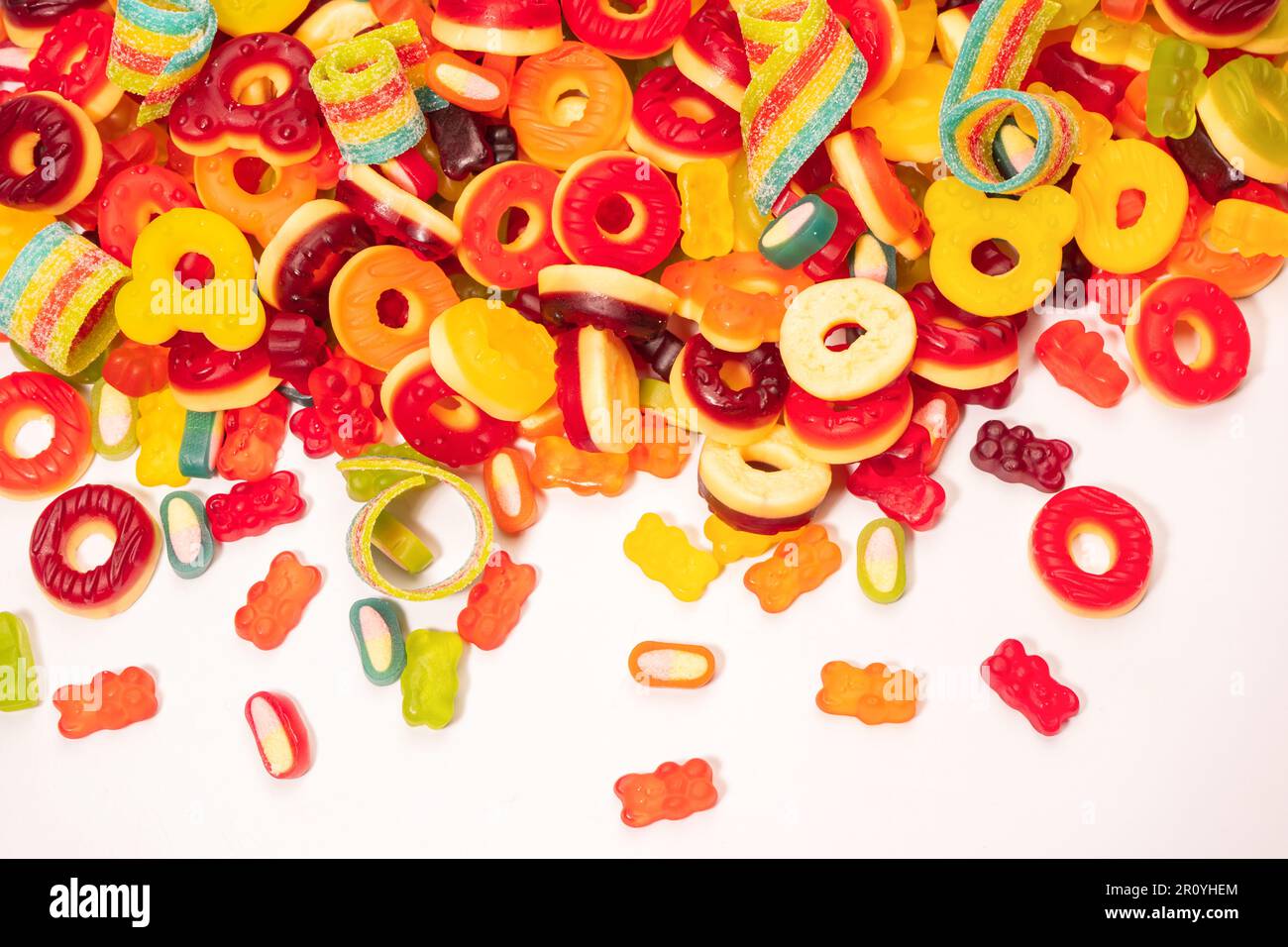 Bunte Gummibonbons. Draufsicht. Donuts mit Marmelade. Gelee-Bären. Isoliert auf weißem Hintergrund. Stockfoto