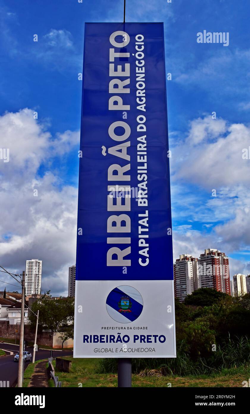 RIBEIRAO PRETO, SAO PAULO, BRASILIEN - 19. April 2023: Metall-Display-Totem mit einer Inschrift auf Portugiesisch, auf der steht: Brasilianische Landwirtschaftsstadt Stockfoto