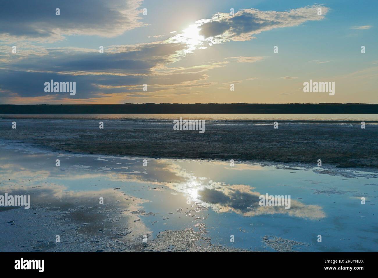 Das Foto wurde in der Ukraine in der Region Odessa aufgenommen. Das Bild zeigt eine Landschaft mit einer salzigen Flussmündung namens Kuyalnik an einem bewölkten Tag. Stockfoto