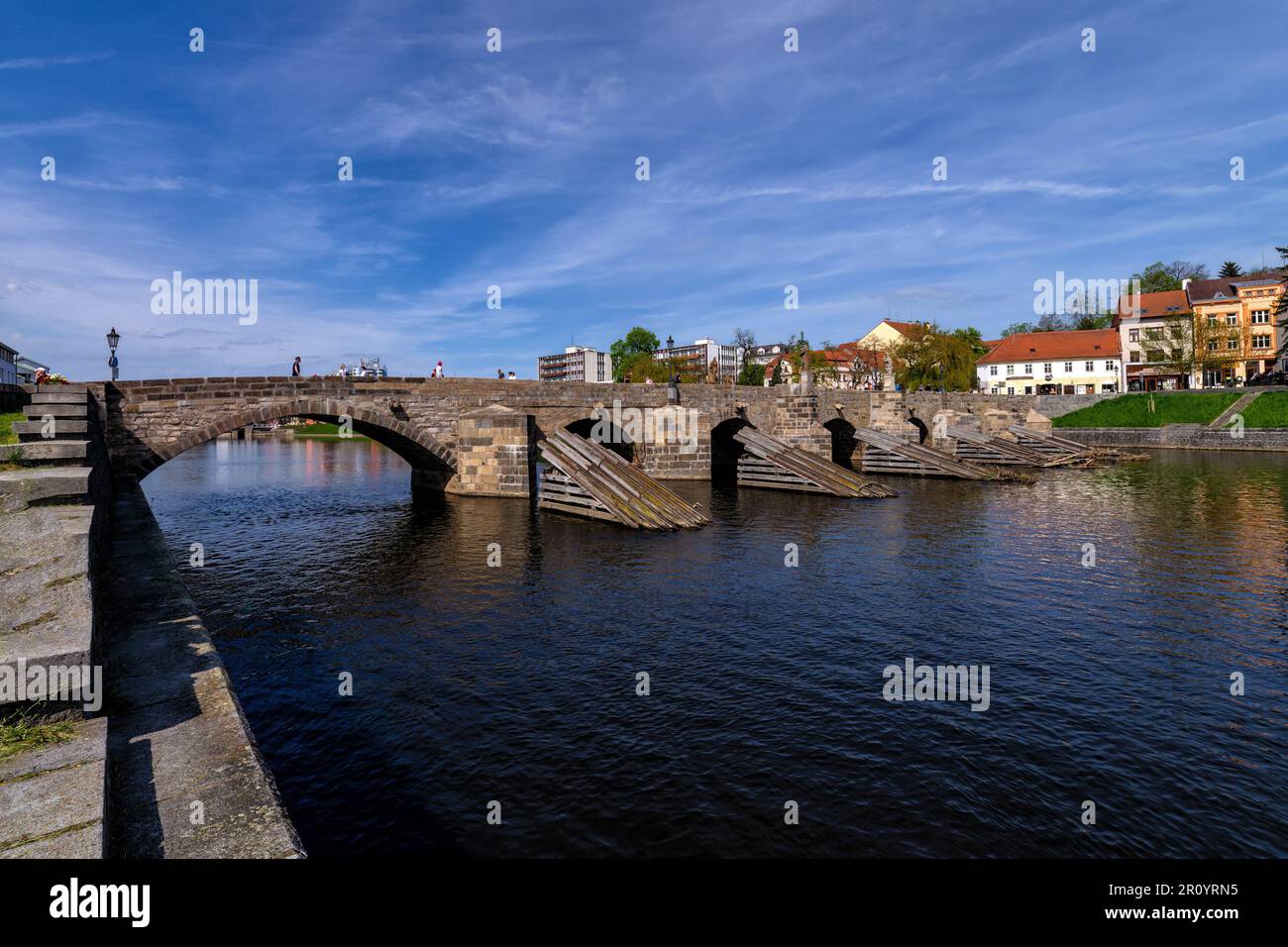 Historische Steinbrücke über den Fluss Otava in der mittelalterlichen Stadt Pisek (Südböhmen) - die älteste erhaltene frühgotische Brücke in der Tschechischen Republik. Stockfoto