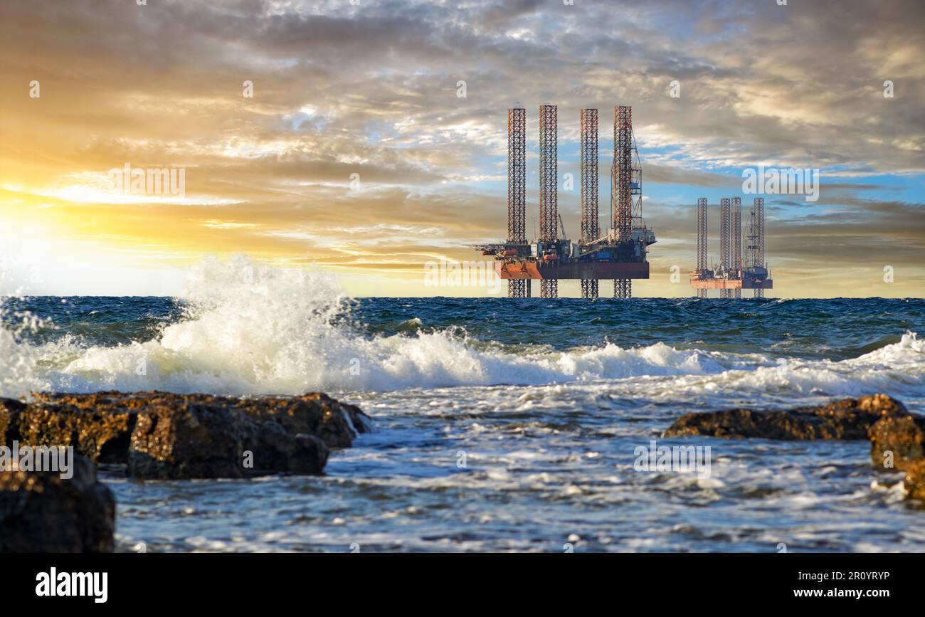 Vor dem Krieg von 2014-2022 produzierten ukrainische Gasbohranlagen Gas auf dem Schwarzmeerregal auf der westlichen Krim. Bohrplattformen im Meer bei Sonnenuntergang. Pe Stockfoto