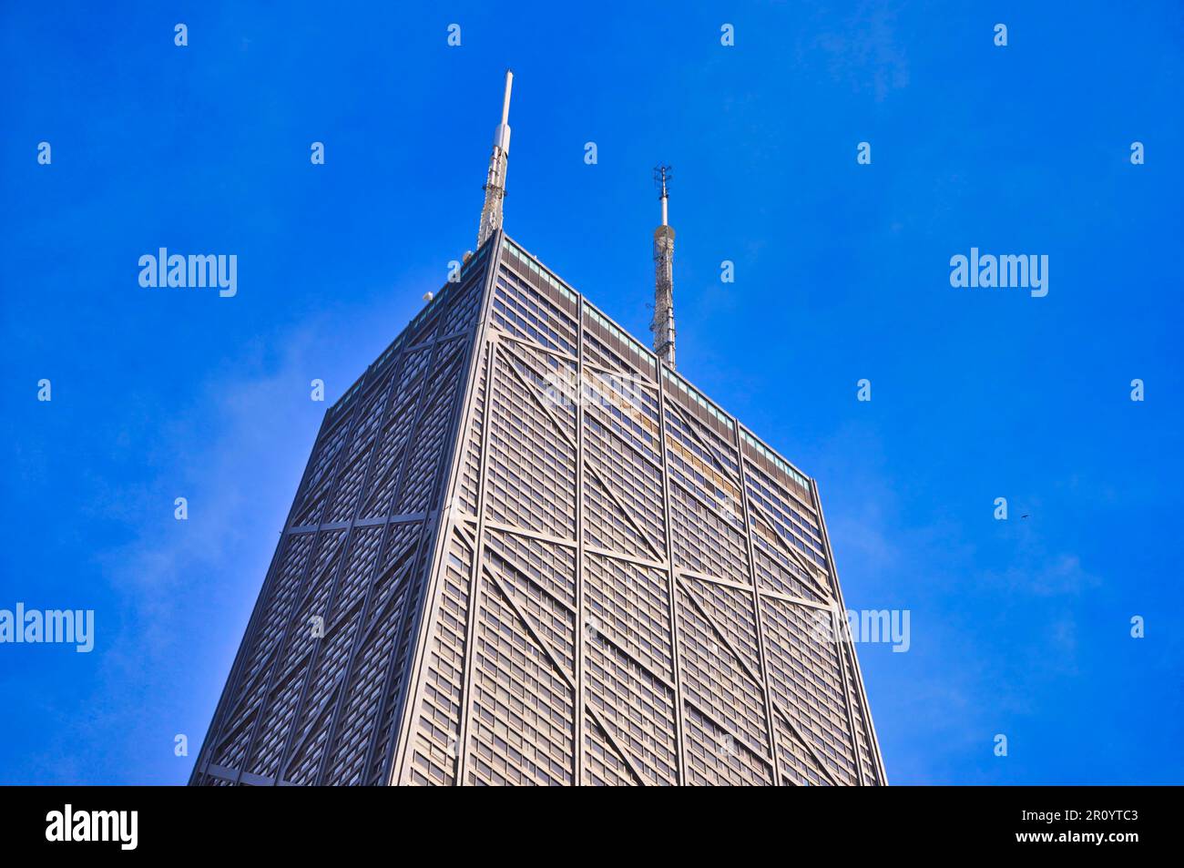 Ein beeindruckender Wolkenkratzer überragt ein Stadtbild mit einer Auswahl zeitgenössischer Strukturen im Vordergrund Stockfoto