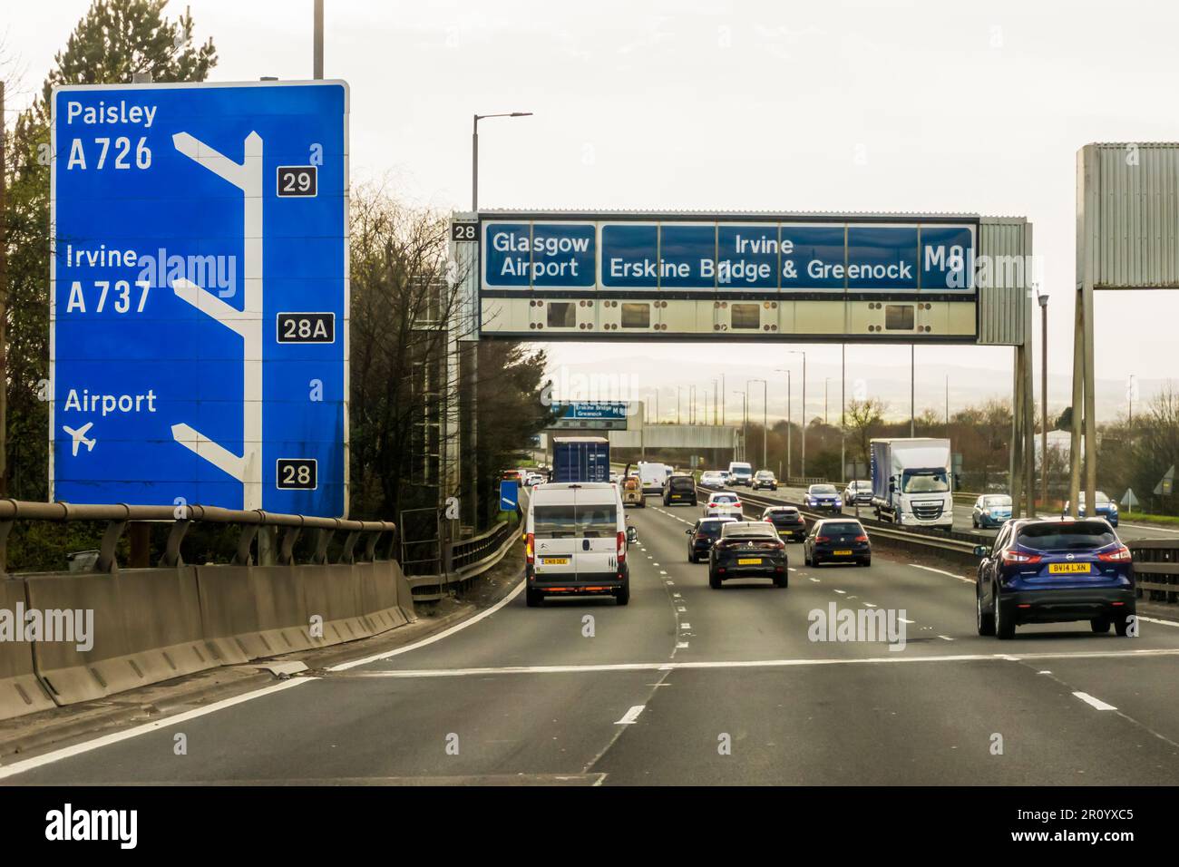 Abfahrt 28 der Autobahn M8, Abfahrt zum Flughafen Glasgow. Stockfoto