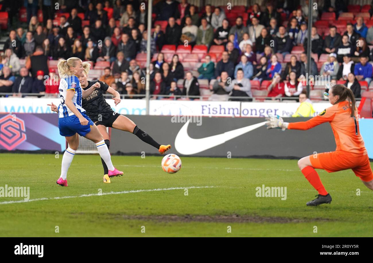 Arsenals Stina Blackstenius (links, hinten) erzielt beim Barclays Women's Super League-Spiel im People's Pension Stadium, Crawley, das erste Tor seiner Seite. Bilddatum: Mittwoch, 10. Mai 2023. Stockfoto