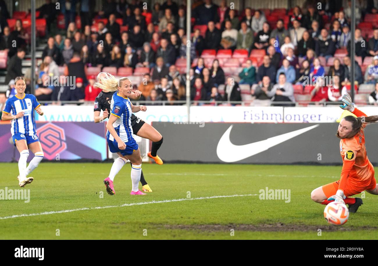 Arsenals Stina Blackstenius (links, hinten) erzielt beim Barclays Women's Super League-Spiel im People's Pension Stadium, Crawley, das erste Tor seiner Seite. Bilddatum: Mittwoch, 10. Mai 2023. Stockfoto