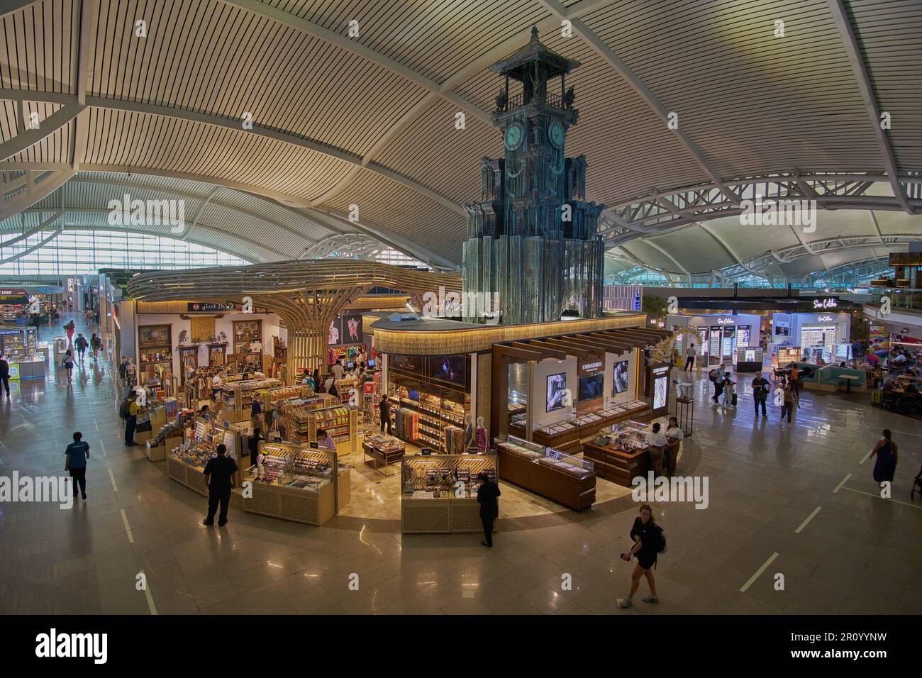 Bali International Airport auch bekannt als Bali Ngurah Rai International Airport oder Denpasar Airport. Innenaufnahme mit Duty-Free-Geschäften Stockfoto