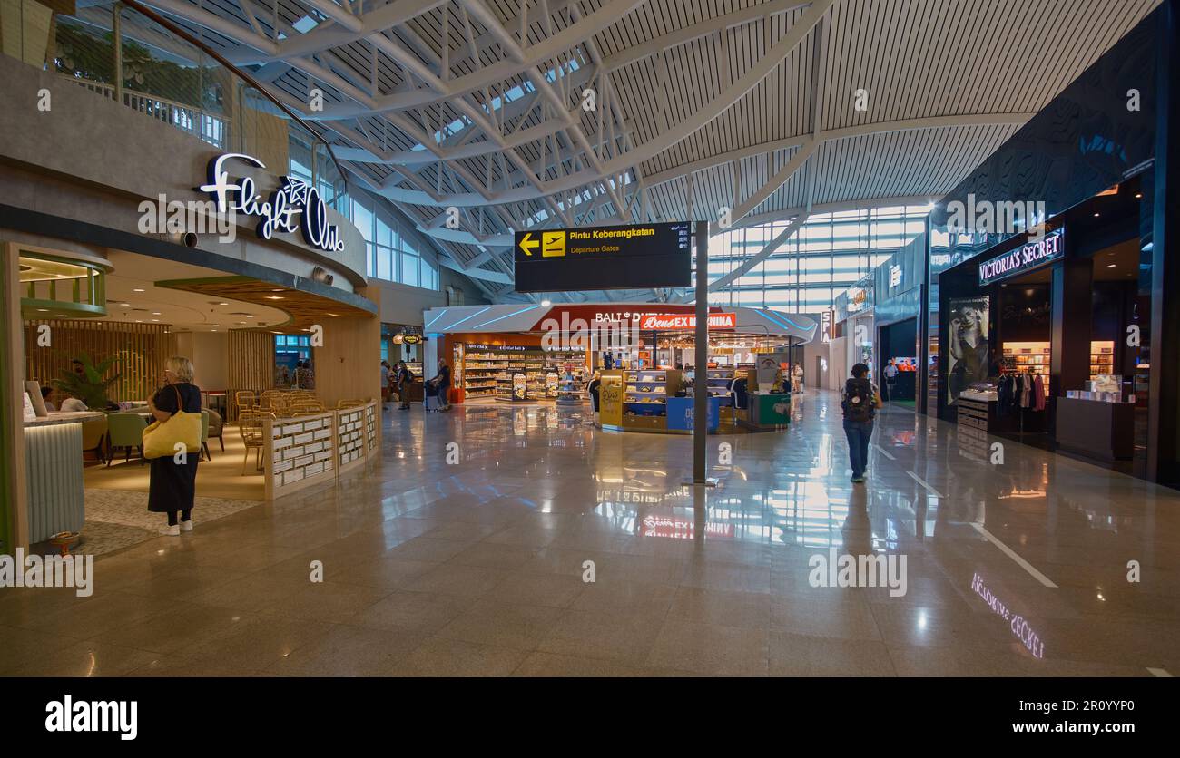 Bali International Airport auch bekannt als Bali Ngurah Rai International Airport oder Denpasar Airport. Innenaufnahme mit Duty-Free-Geschäften Stockfoto