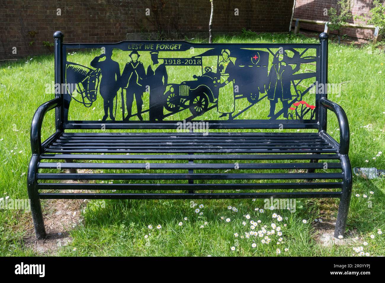 Odiham Community Peace Garden, eine Bank zu Ehren der Streitkräfte in Hampshire, England, Großbritannien Stockfoto