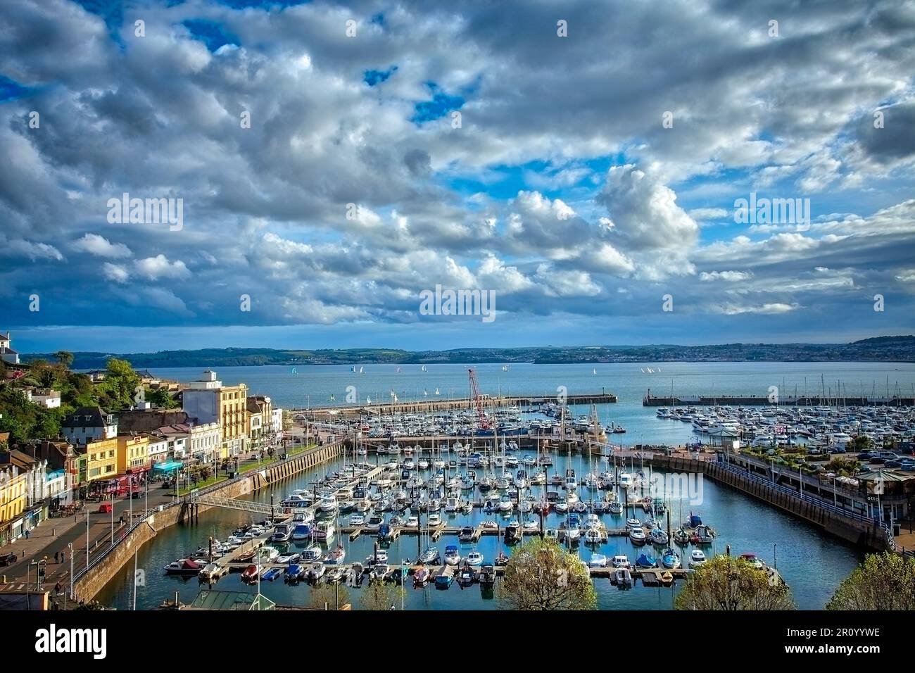 GB - DEVON: Geschäftiger Hafen von Torquay mit Tor Bay im Hintergrund Stockfoto