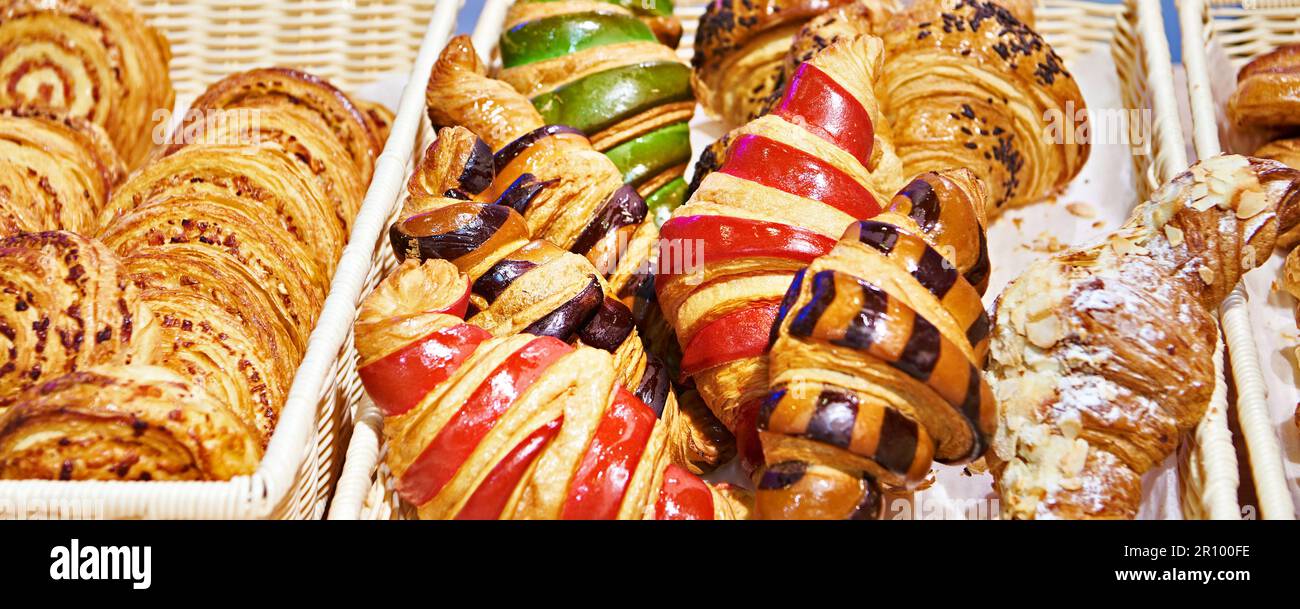 Gebäck und Croissants an der Ladentheke Stockfoto