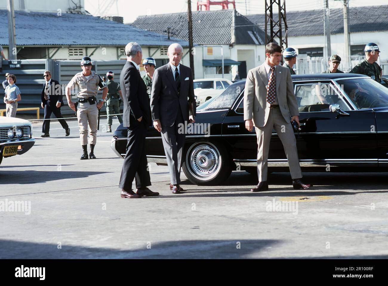 Us-Botschafter Ellsworth Bunker kommt an Tan Son Nhut Air Base in seinem Auto die Abreise des Viet Cong Kriegsgefangenen für Loc Ninh Gefangenenaustausch zwischen den Vereinigten Staaten und Nord/Süd Vietnam Vietnam/Viet Cong Militärs zu beobachten. Stockfoto