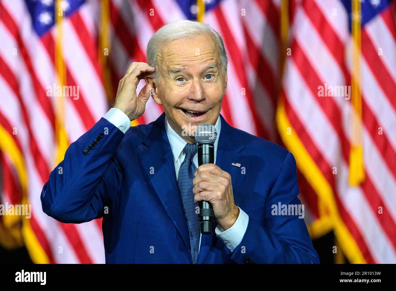 Walhalla, New York, USA. 10. Mai 2023. USA Präsident Joe Biden spricht auf dem SUNY Westchester Community College am Stadtrand von New York. In einer Rede mit dem Titel "Investing in America" diskutierte Biden, warum der Kongress einen Zahlungsausfall sofort vermeiden muss. Kredit: Enrique Shore/Alamy Live News Stockfoto