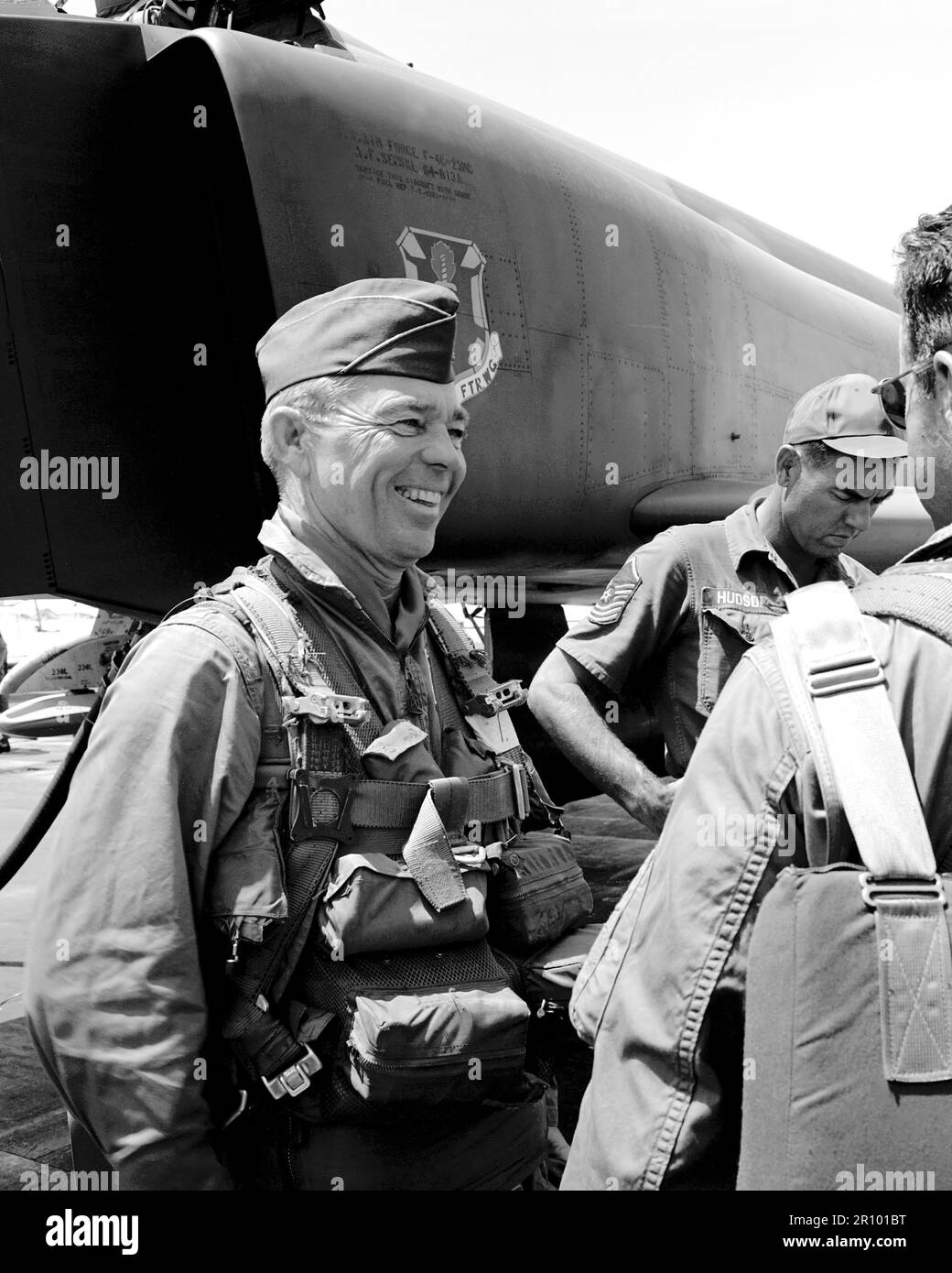 COL W.E. Davis Jr., Commander, 12 Tactical Fighter Wing, Gespräche mit anderen Piloten nach seinen 200. und letzten Combat Mission über Nord- und Südvietnam. Die Mission bestand aus Angreifen einer Viet Cong Konzentration, Zerstörung der militärischen Befestigungsanlagen und schweren Schaden zuzufügen. Stockfoto