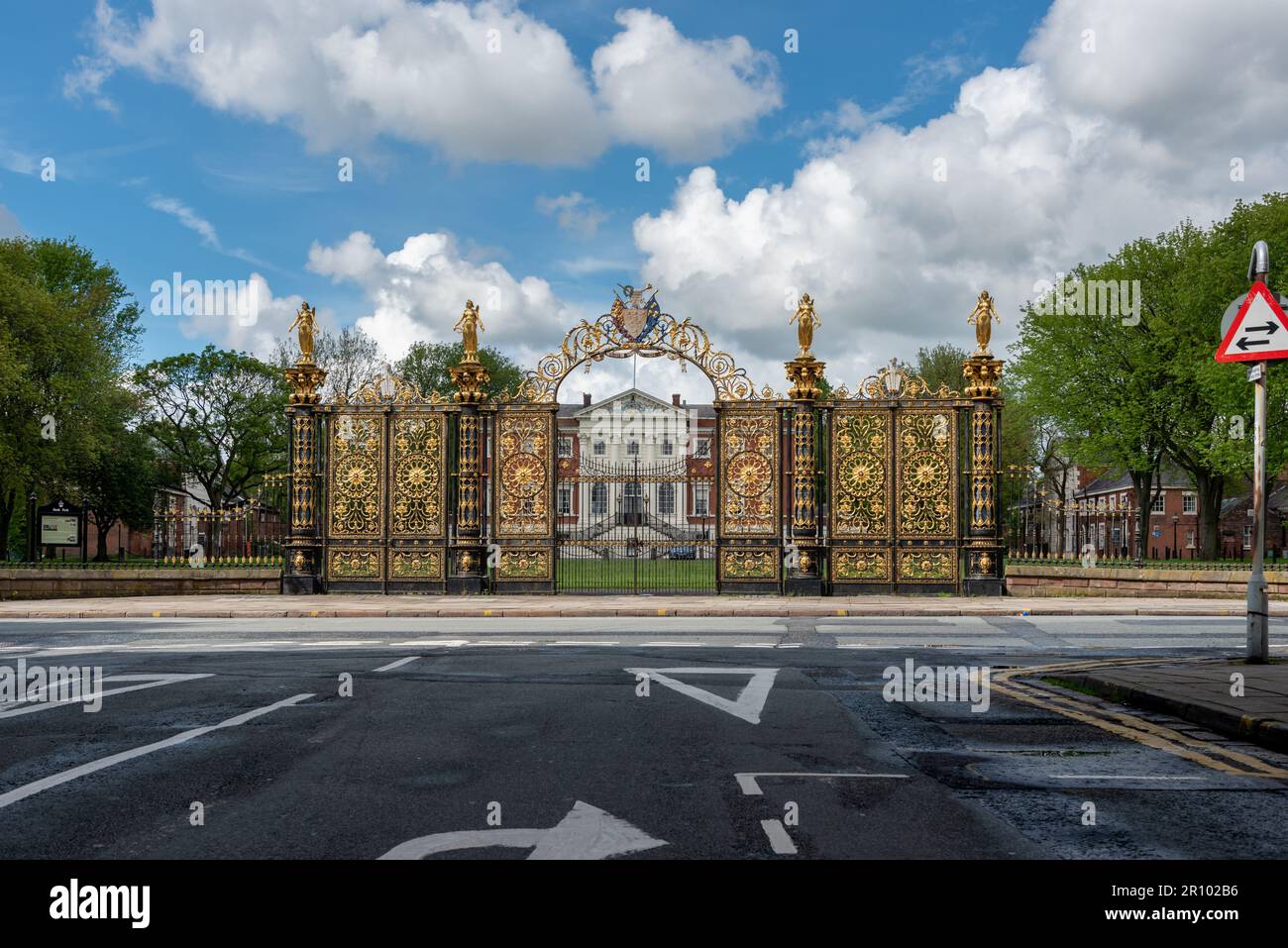 Fassadenblick auf das Warrington Rathaus, ursprünglich Bank Hall genannt, Cheshire, gusseiserne Parktore Stockfoto