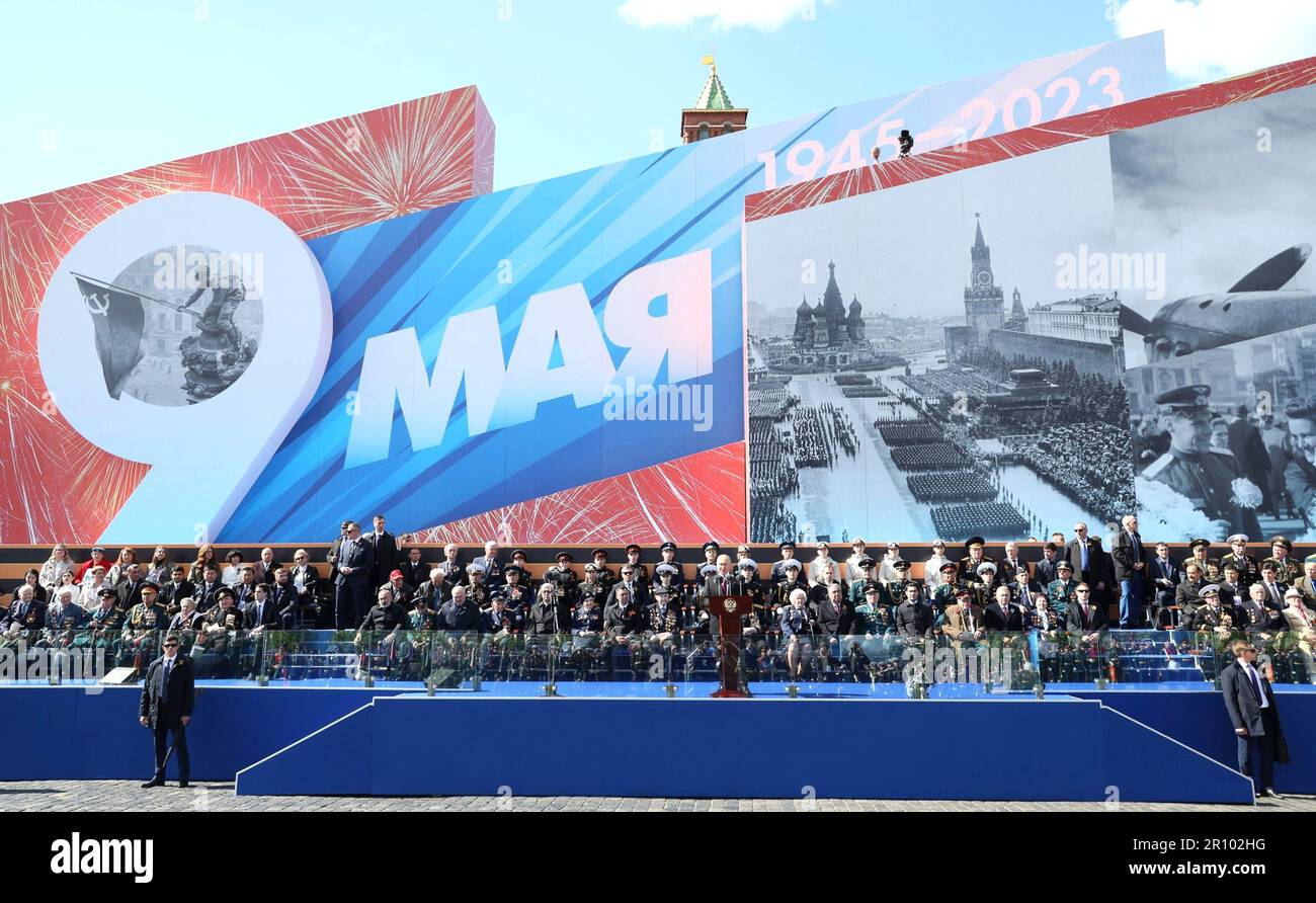 Moskau, Russland. 09. Mai 2023. Der russische Präsident Wladimir Putin hält während der Militärparade über den Roten Platz die jährliche Siegesrede vom Überprüfungsstand, anlässlich des 78. Jahrestags des Sieges über Nazideutschland im Zweiten Weltkrieg am 9. Mai 2023 in Moskau, Russland. Kredit: Gavriil Grigorov/Kreml Pool/Alamy Live News Stockfoto