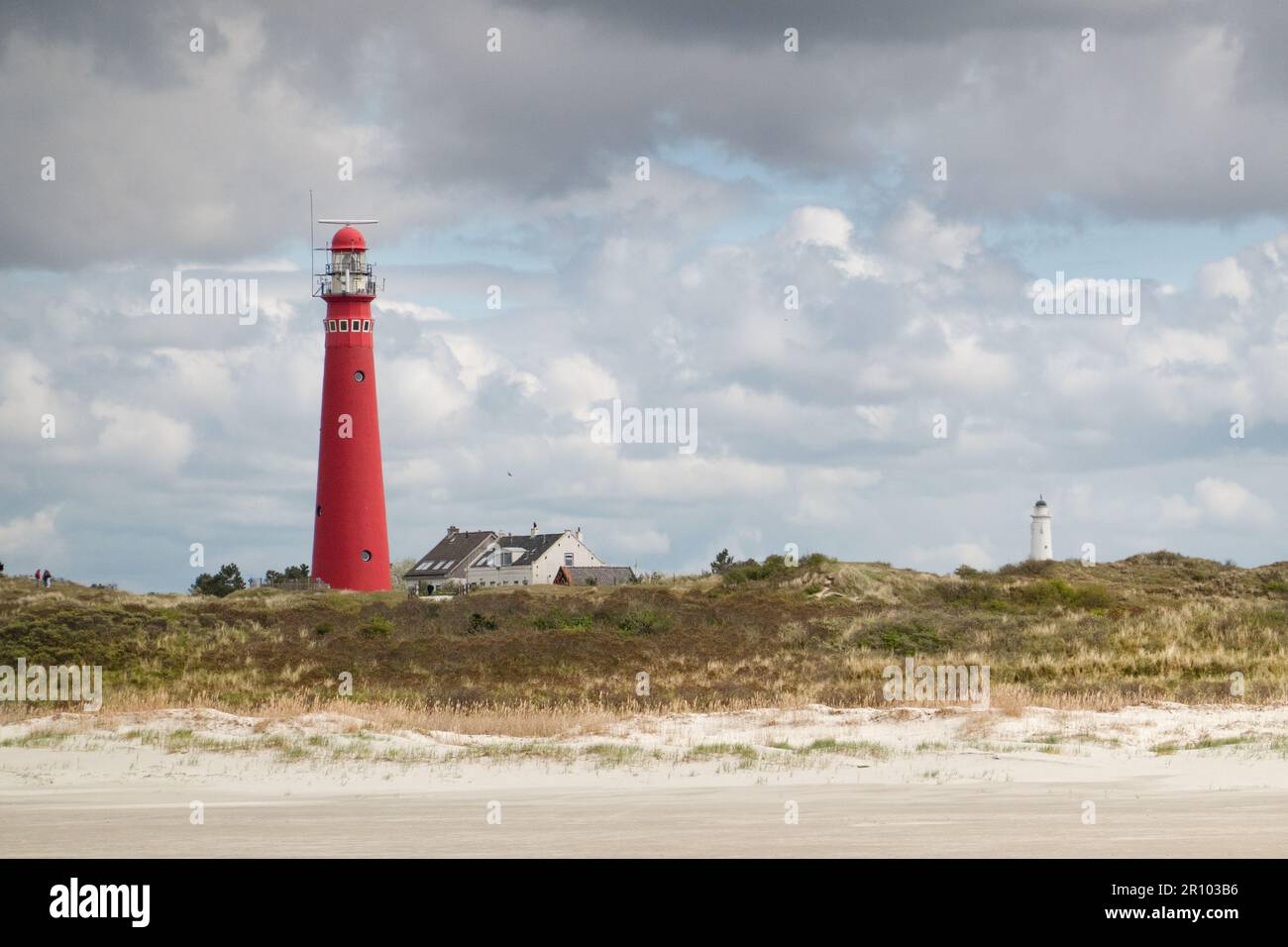 Blick vom Strand auf die Dünen und zwei Leuchttürme der niederländischen Insel Schiermonnikoog. Stockfoto