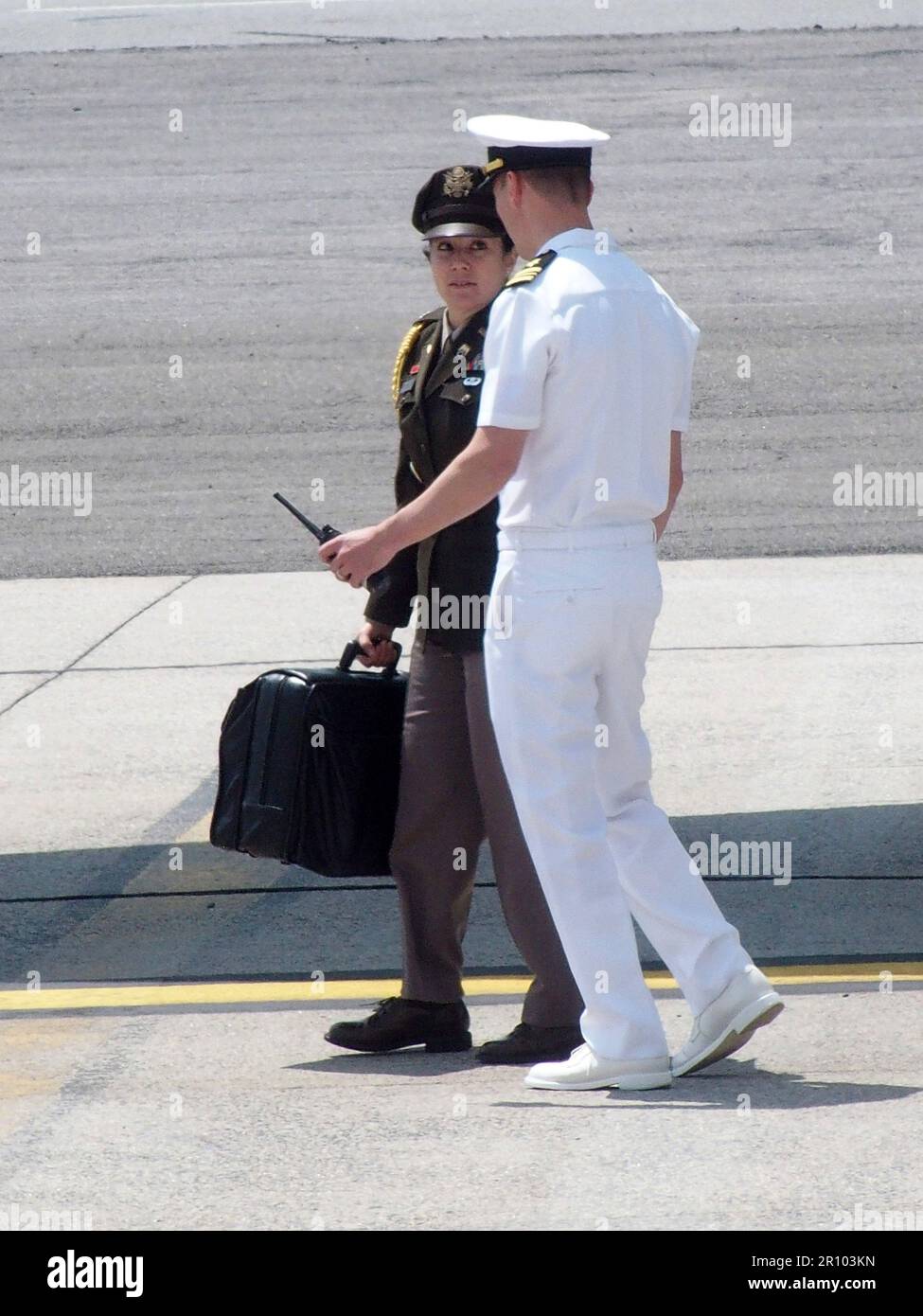 New York, New York, USA. 10. Mai 2023. Queens, New York. Präsident Joseph R. Biden kam am John F. Kennedy Airport an, dann ging er an Bord der Marine 1, um zum Westchester Community College zu reisen, wo er eine Rede über das Belastungslimit und ein Verbot von Angriffswaffen hielt. Militärangehöriger trägt NUR die REDAKTIONELLE VERWENDUNG von „Nuclear Football“ (Kreditbild: © Bruce Cotler/ZUMA Press Wire)! Nicht für den kommerziellen GEBRAUCH! Stockfoto