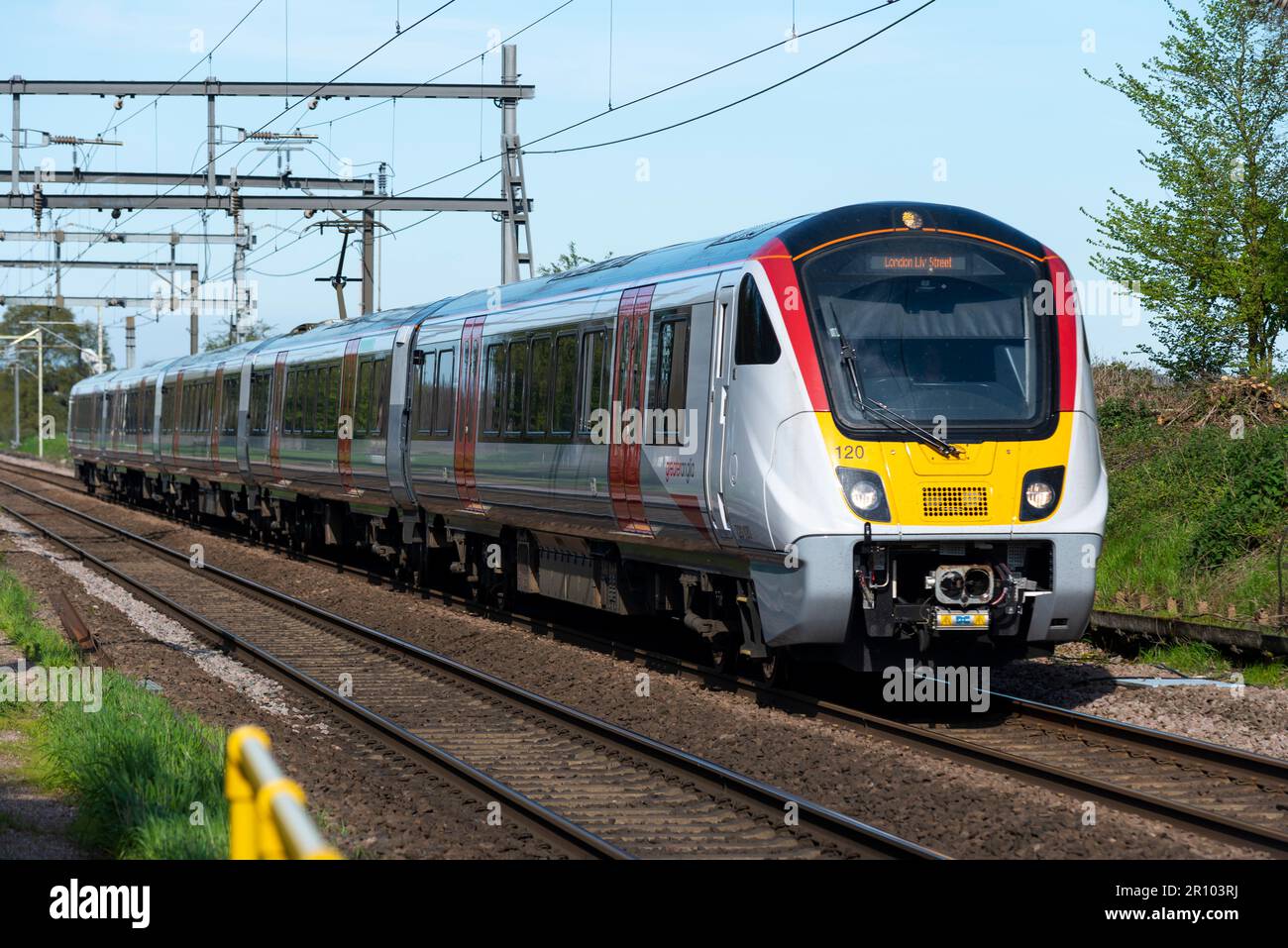 British Rail Klasse 720 Aventra Zug von Greater Anglia durch Margaretting in Richtung London Liverpool Street, Großbritannien. Elektrische Intercity-Eisenbahn Stockfoto