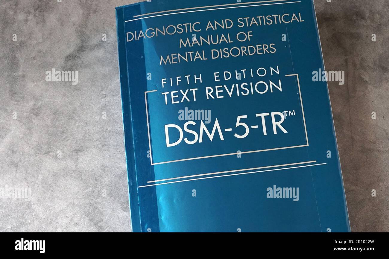 Eine Kopie von DSM-5-TR, dem diagnostischen und statistischen Handbuch psychischer Störungen der American Psychiatric Association. Stockfoto