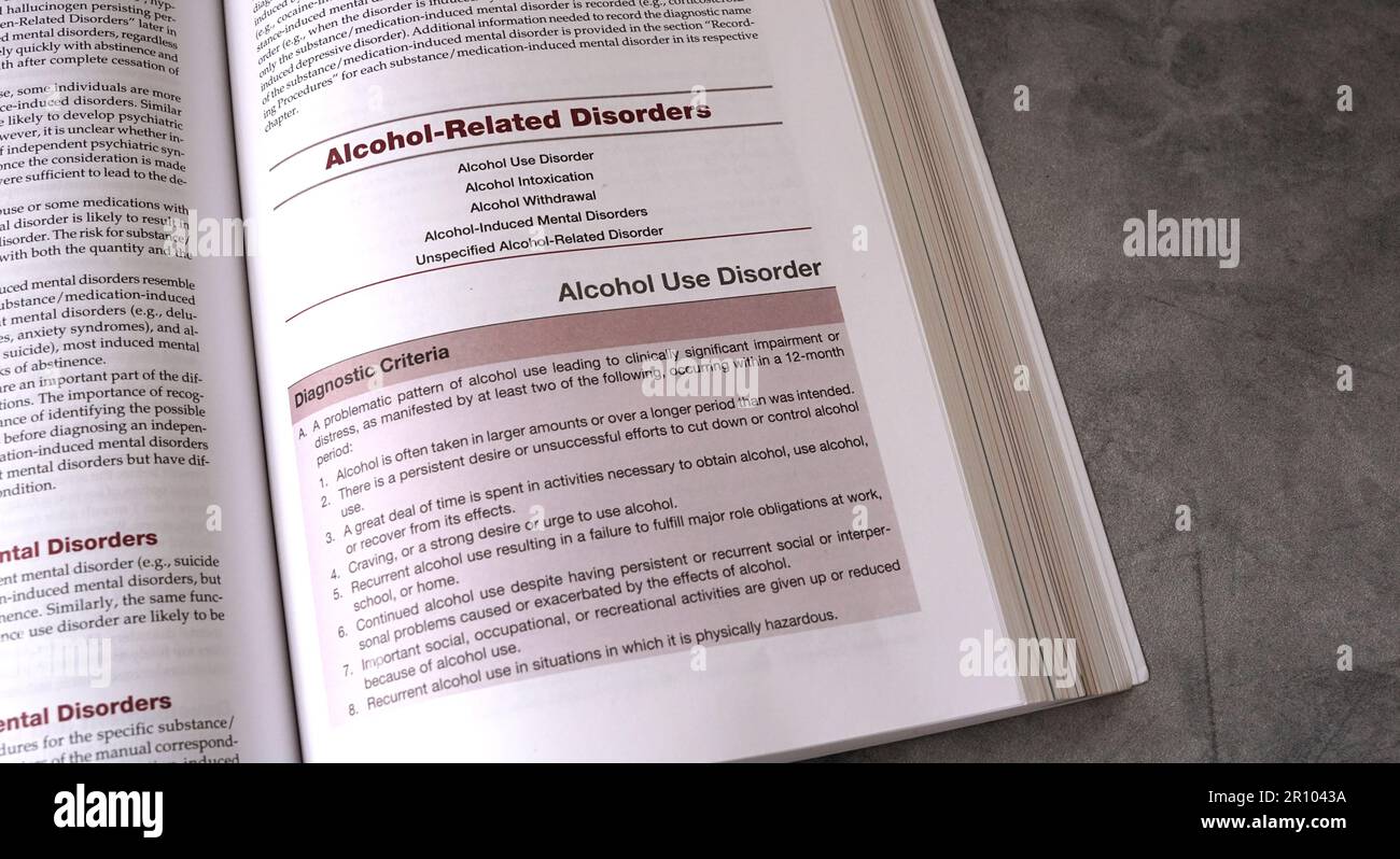 Diagnostische Kriterien für alkoholbedingte Störungen im DSM-5-TR, dem Handbuch psychischer Störungen der American Psychiatric Association. Stockfoto