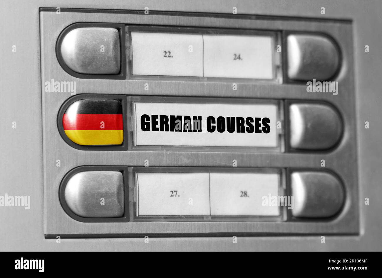 Auf der Gegensprechanlage befindet sich eine Schaltfläche mit der Flagge Deutschland und der Aufschrift - Deutsche Sprachkurse. Stockfoto