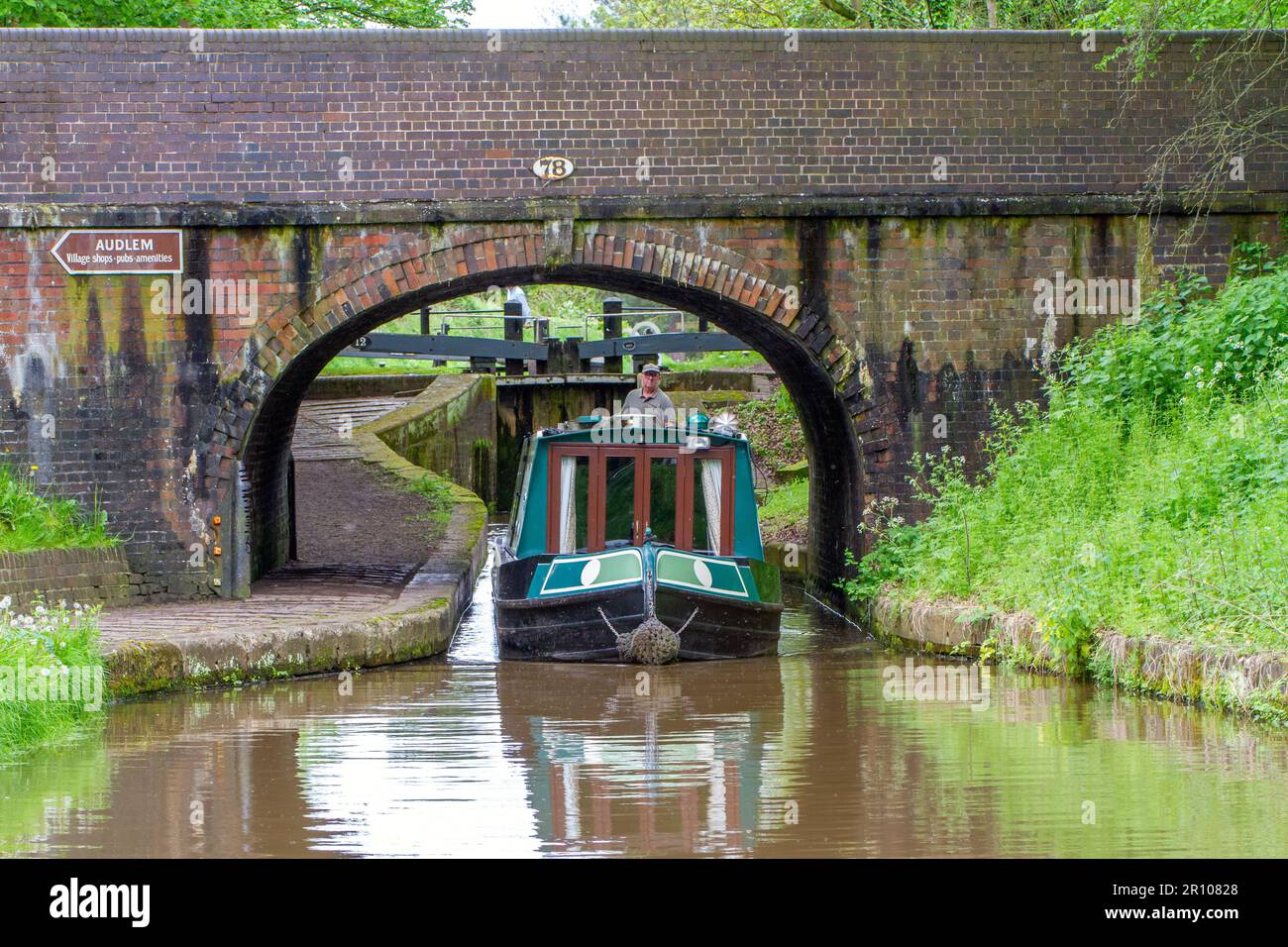 Kanal-Schmalschiff unter Brücke Nr. 78 auf dem Shropshire Union Kanal im Cheshire Dorf Audlem Stockfoto