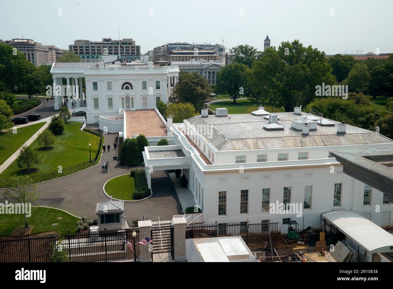 Washington, Vereinigte Staaten. 10. Mai 2023. Der Westflügel des Weißen Hauses wird am 10. Mai 2023 vom Eisenhower Executive Office Building in Washington, DC, aus gesehen. Kredit: Yuri Gripas/Pool über CNP/dpa/Alamy Live News Stockfoto