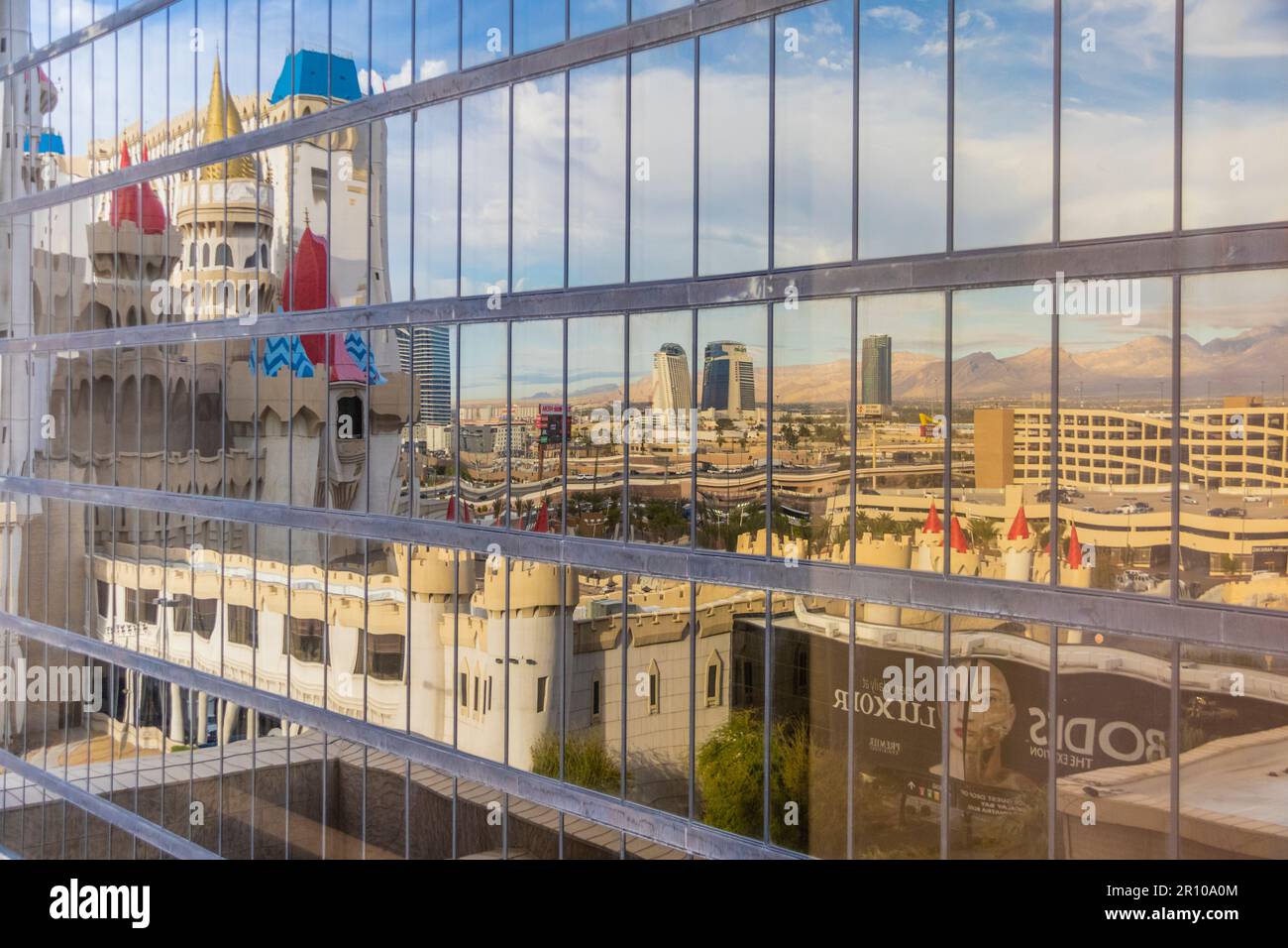 Das Excalibur Hotel, Resort und Casino in Las Vegas, Nevada. Spiegeleffekt in Windows von Luxor Hotel. Stockfoto
