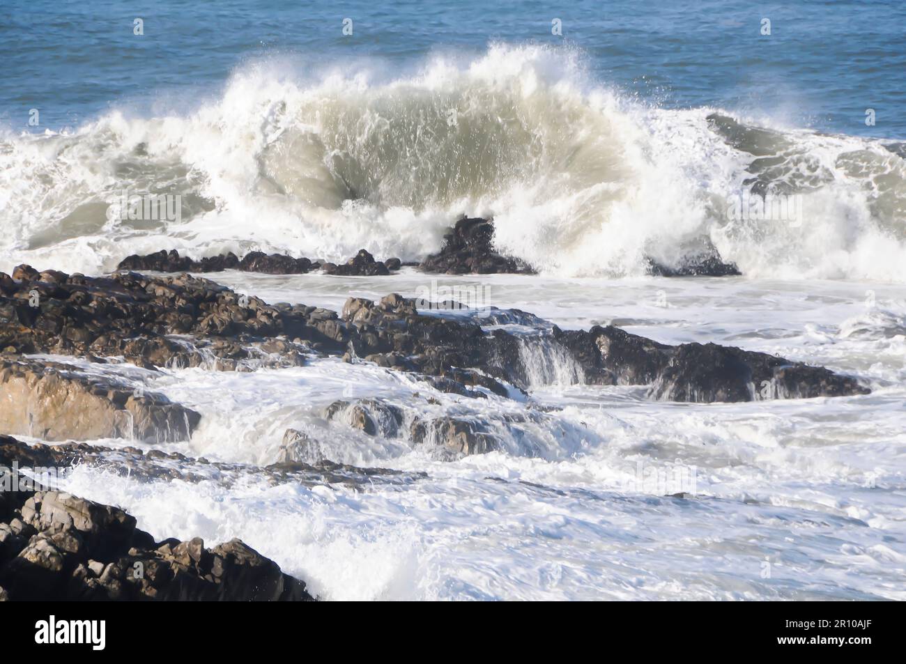 Wellen gegen die Felsen Stockfoto