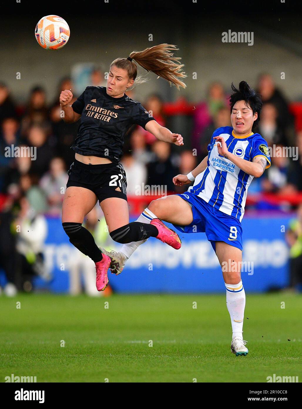 Crawley, Großbritannien. 10. Mai 2023. Victoria Pelova von Arsenal und Lee Geum-Min von Brighton und Hove Albion während des FA Women's Super League-Spiels zwischen Brighton & Hove Albion Women und Arsenal LFC am 10. 2023. Mai im People's Pension Stadium in Crawley, Großbritannien. (Foto von Jeff Mood/phcimages.com) Kredit: PHC Images/Alamy Live News Stockfoto