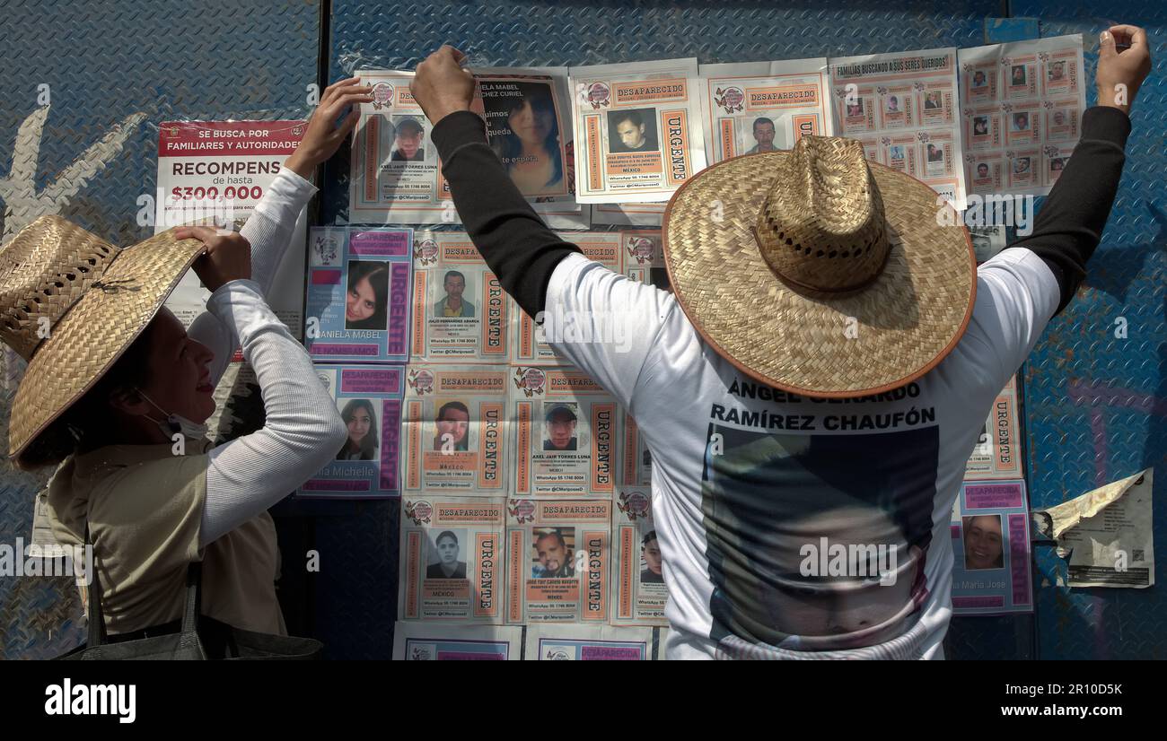 Die Leute in Mexiko-Stadt haben Plakate von verschwundenen Personen aufgehängt Stockfoto